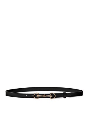 Zwarte leren riem met een gouden gespsluiting in paardentandstijl en twee kleine verstelgaatjes aan één kant.