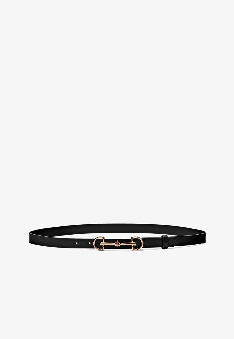Ceinture en cuir noir avec une boucle en forme de mors doré et deux petits trous de réglage d'un côté.