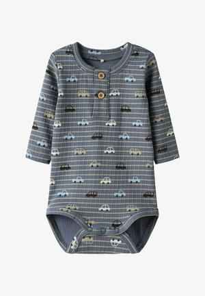 Zilā garajā piedurknē esošā bodī, ar automašīnu rakstu un horizontālām svītrām. Rievota tekstūra ar koka pogām netālu no kakla apmales.