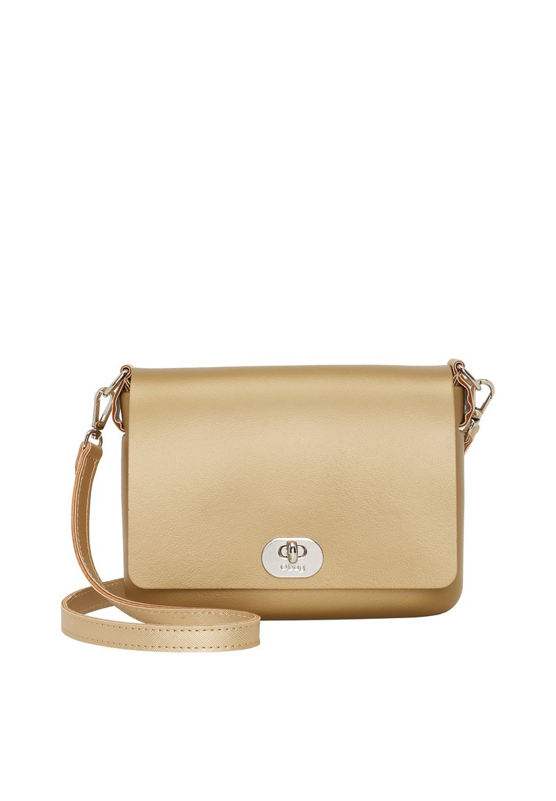 Guld faux læder crossover taske med flaplukning, sølvhardware og en slank justerbar rem. Glat tekstur og minimalistisk design.