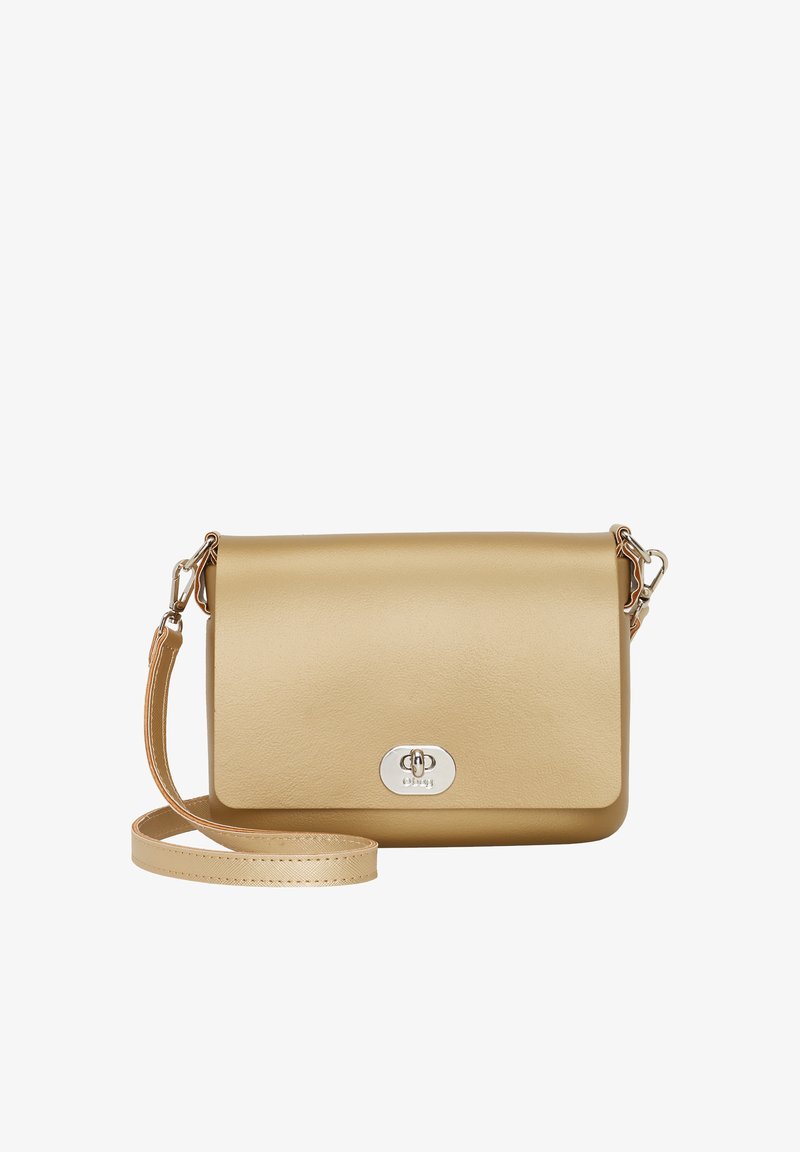 Guld faux læder crossover taske med flaplukning, sølvhardware og en slank justerbar rem. Glat tekstur og minimalistisk design.