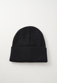 Bonnet en tricot noir, avec un revers replié, texture lisse et sommet arrondi. Fabriqué en tissu flexible pour le confort et la chaleur.
