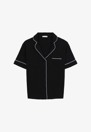 Maglietta nera a maniche corte con profili bianchi lungo il colletto, la fila di bottoni e la tasca. Realizzata in tessuto leggero, presenta una tasca sul petto.