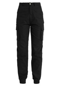 Czarne spodnie cargo wykonane z trwałego materiału, z wysokim stanem, elastycznymi mankietami i bocznymi kieszeniami z klapkami.