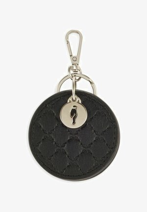 Czarny skórzany brelok o pikowanej fakturze, w kształcie koła, z ozdobami ze srebrnego metalu. Posiada okrągły zawieszkę z logo w formie sylwetki.