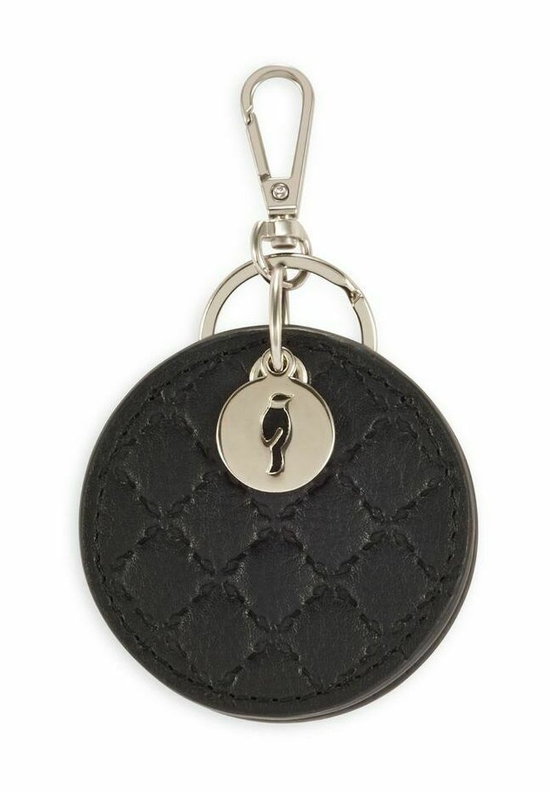Czarny skórzany brelok o pikowanej fakturze, w kształcie koła, z ozdobami ze srebrnego metalu. Posiada okrągły zawieszkę z logo w formie sylwetki.