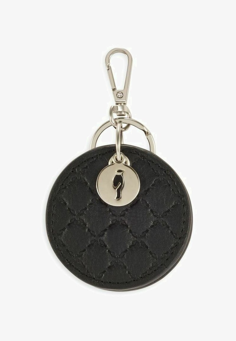 Czarny skórzany brelok o pikowanej fakturze, w kształcie koła, z ozdobami ze srebrnego metalu. Posiada okrągły zawieszkę z logo w formie sylwetki.