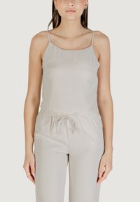 Top canotta grigio chiaro con spalline sottili, caratterizzato da una texture liscia e una vestibilità rilassata, abbinato a pantaloni con coulisse coordinati.