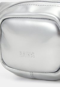 Rains BUM BAG MICRO UNISEX - Diržinis krepšelis - mirror