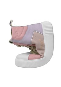 Sneaker alta caratterizzata da una combinazione di pelle rosa e lavanda, dettagli testurizzati, lacci beige e una spessa suola in gomma bianca.