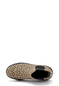 Stivaletto alla caviglia con stampa leopardata, realizzato in un materiale testurizzato simile a pelo, con inserti elastici neri e suola in gomma.