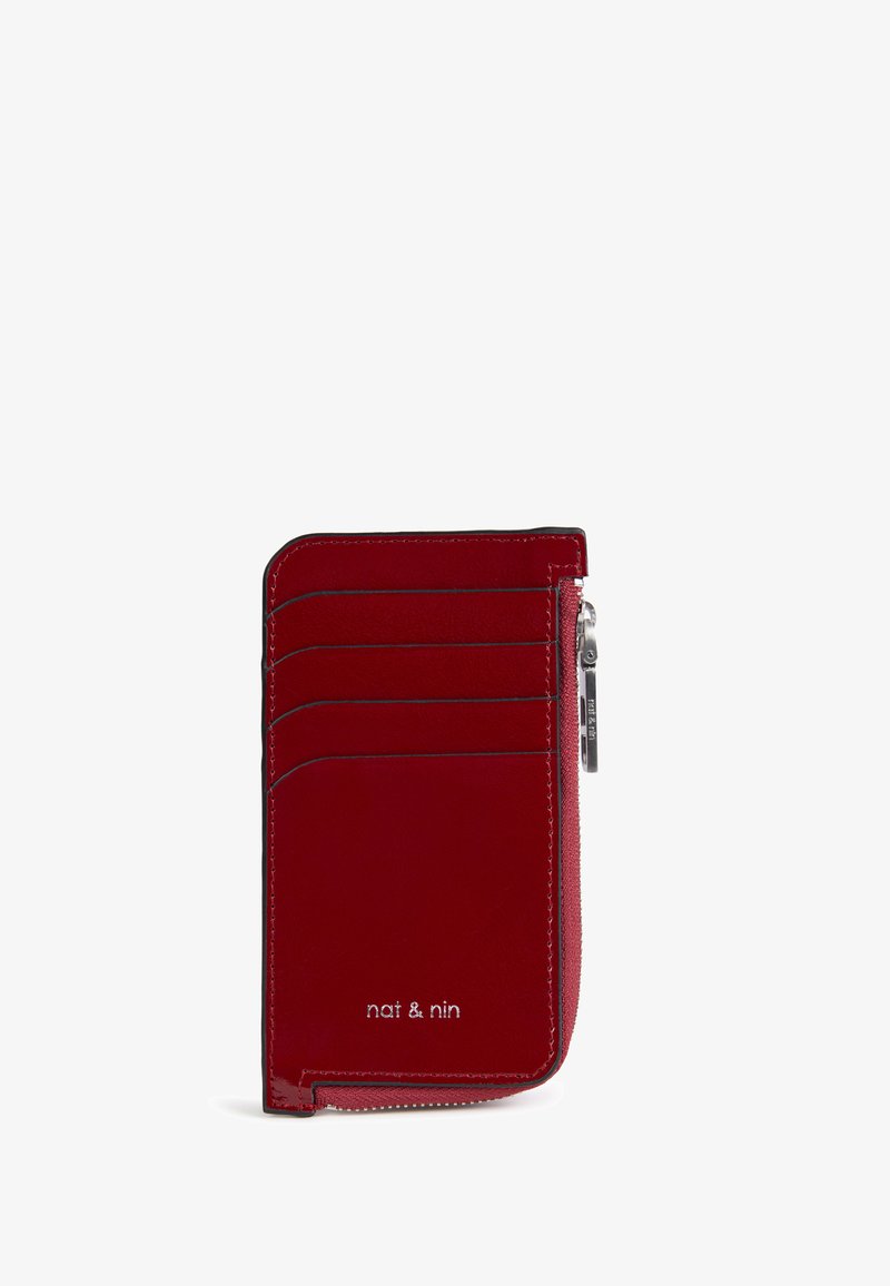 Porte-cartes en cuir rouge avec quatre emplacements pour cartes, compartiment zippé et logo argenté "nat & nin" à l'avant.