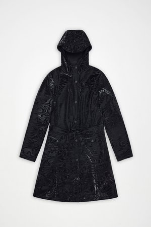 Μαύρο μακρύ μπουφάν με γυαλιστερό φινίρισμα, σφηκοφωλιά στη μέση και κουκούλα. Διαθέτει περίπλοκα υφασμένα σχέδια και κλεισίματα με κουμπιά τύπου κλιπ.