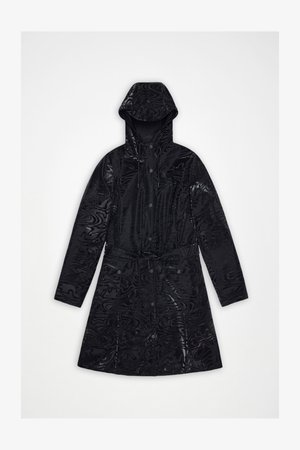 Svart polstret kåpe med blank finish, innsvingt midje og hette. Har intrikate teksturerte mønstre og trykknapp-lukkinger.