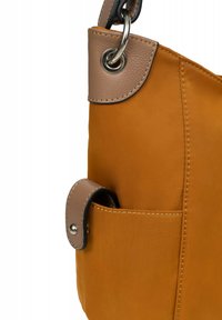 Tan leren handtas met een gladde textuur, voorzien van een contrasterende lichtbruine accent, een zijvak en zilveren hardwaredetails.