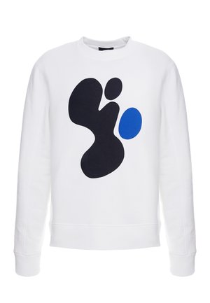 Valkoinen collegepaita, jossa on pyöreä pääntie, ja suuri musta abstrakti kuvio sekä pienempi sininen korostus. Kangas näyttää pehmeältä ja teksturoidulta.