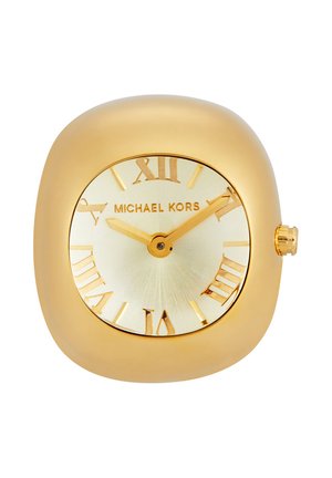 Goldfarbiges Michael Kors Uhrenzifferblatt mit römischen Ziffern und zwei Zeigern, die 10:10 anzeigen, eingebettet in ein abgerundetes quadratisches Gehäuse aus Gold.