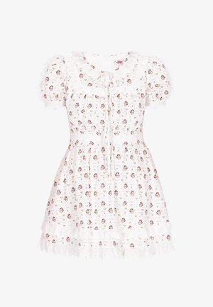 Fehér, rövid ujjú ruha fodros gallérral és szegéllyel, virágos és kis madár mintával, megkötős nyakkal, valamint csipkével díszített pufós ujjal.