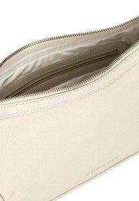 Elegant sacchetto in pelle bianca con superficie testurizzata, dotato di chiusura con zip e tasche interne. Branding discreto sul lato.