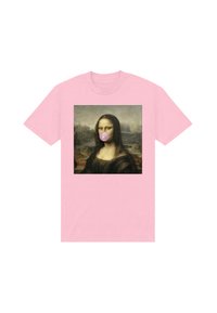 Roze katoenen T-shirt met een print van de Mona Lisa met kauwgom in haar mond, omrand door een donkere rand en klassieke achtergrondelementen.