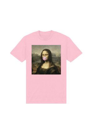Roze katoenen T-shirt met een print van de Mona Lisa met kauwgom in haar mond, omrand door een donkere rand en klassieke achtergrondelementen.