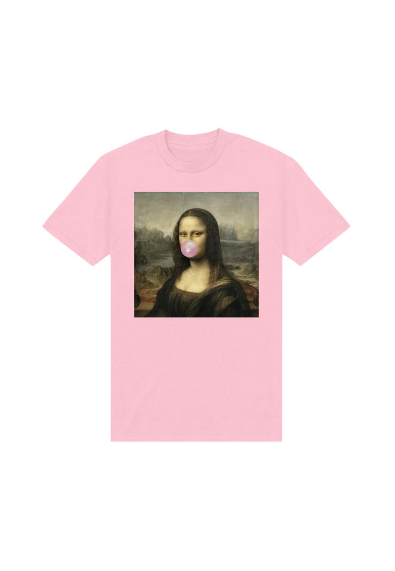 Roze katoenen T-shirt met een print van de Mona Lisa met kauwgom in haar mond, omrand door een donkere rand en klassieke achtergrondelementen.