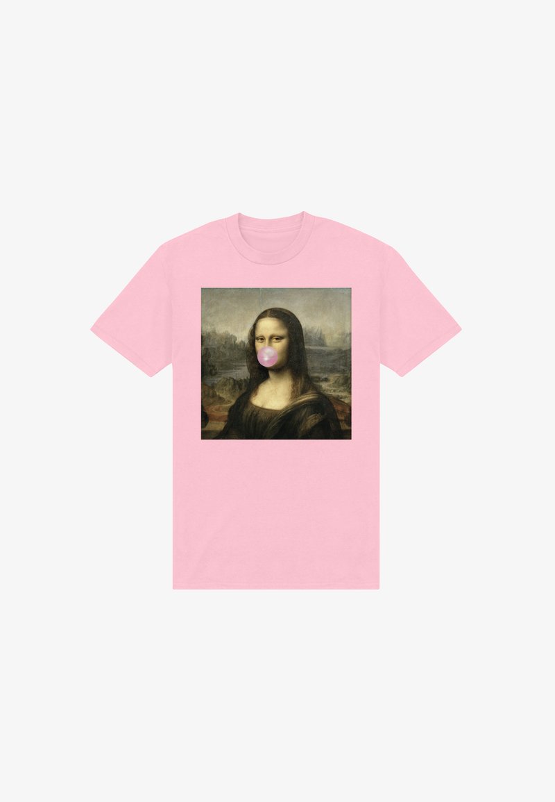 Roze katoenen T-shirt met een print van de Mona Lisa met kauwgom in haar mond, omrand door een donkere rand en klassieke achtergrondelementen.