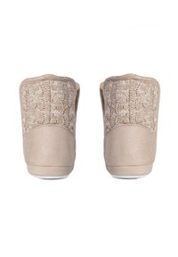 Zapatillas beige con un respaldo de tejido texturizado y un frente suave similar a ante. Diseño redondeado con suelas blancas. Construcción simple y acogedora.