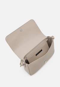 Beige tašky s texturou, se zavíráním na klopu a patentním knoflíkem. Interiér obsahuje sloty na karty a hlavní přihrádku, hladká podšívka.