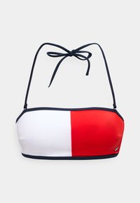 Μπικίνι τοπ με οριζόντιο σχέδιο μπαντό, χωρισμένο κάθετα με λευκό αριστερό μισό και κόκκινο δεξί μισό, δεμένο με μαύρα λουράκια στο λαιμό.