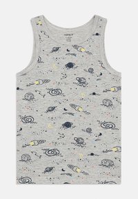 Grå tank topp laget av mykt materiale med et romtema trykk som har raketter, planeter og stjerner i blå, gul og rød aksent.