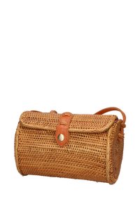Borsa in rattan intrecciato di colore naturale con forma cilindrica, manico in pelle e chiusura a bottone. Presenta una superficie testurizzata e una costruzione solida.