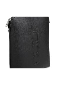 Borsa a pochette in pelle nera con finitura testurizzata, caratterizzata da dettaglio del logo in rilievo nella parte anteriore e zip in metallo silver.