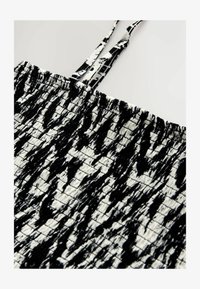 Non sélectionné, black white