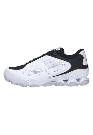 Scarpa da ginnastica Nike bianca e nera con logo swoosh argento, lati traforati, suola imbottita e lacci neri.