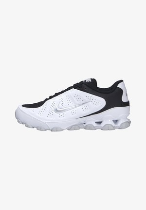 Scarpa da ginnastica Nike bianca e nera con logo swoosh argento, lati traforati, suola imbottita e lacci neri.