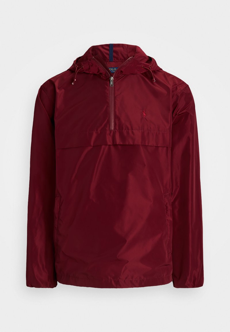 Bordeauxfarbenes, leichtes Anorak-Jackett mit Fronttasche, halbem Reißverschluss, verstellbarem Kordelzug an der Kapuze und Logo auf der Brust. Glattes, wasserabweisendes Material.