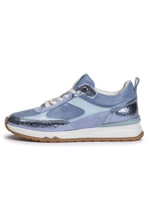 Blå sneaker med en blanding af teksturerede materialer, herunder glatte og revnede overflader. Har hvide snørebånd og en gummisål.