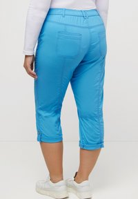 Ulla Popken 7/8 RETROUSSABLE POCHES - Pantalon classique - blue