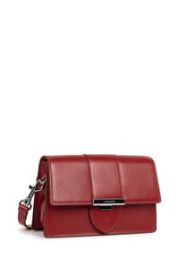 Borsa a spalla rossa in pelle con chiusura a pattina e fermaglio in metallo argentato inciso "Lancaster", caratterizzata da una tracolla rimovibile con gancio in metallo.