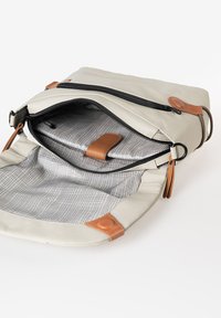 Beige leren schoudertas met bruine accenten; ritssluiting. Het interieur heeft een geruit voering en een gevoerd compartiment voor apparaten.