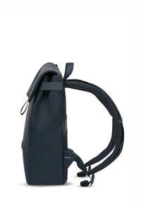 Marineblauwe rugzak met een gestructureerde afwerking, gestroomlijnd ontwerp, verstelbare gewatteerde schouderbanden en een rol-top sluiting; duurzame materialen met minimale accenten.