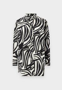 Camicia con bottoni, maniche lunghe, in bianco e nero. Presenta un motivo a righe ondulate, colletto e spacco laterale per un fit rilassato.