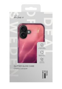 Glitter Glow-hoes voor iPhone 17 in kersenlak, met een gladde, iriserende textuur en een transparante paarse rand.