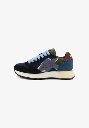 Sneaker multicolore con suede blu scuro, mesh blu, dettagli verde oliva, tacco a motivo rosso e lacci azzurri su suola bianca.