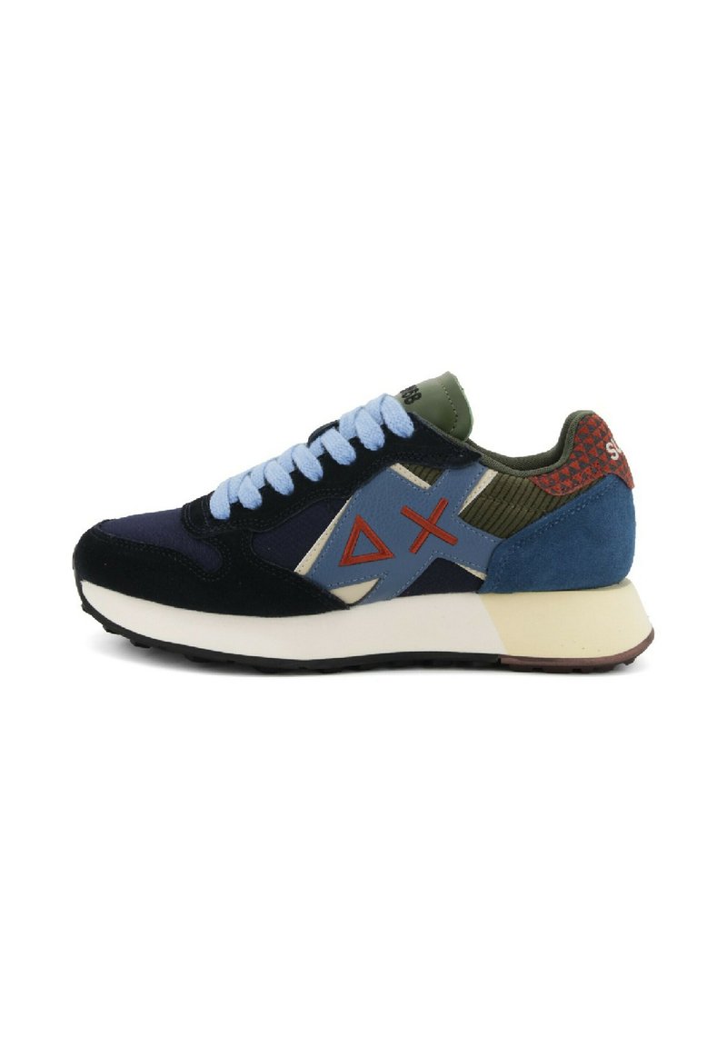 Bunt gestreifter Sneaker aus dunkelblauem Wildleder, blauen Mesh-Einsätzen, olivgrünen Akzenten, rotem gemustertem Fersenbereich und hellblauen Schnürsenkeln mit einer weißen Sohle.