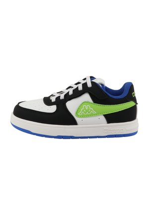 Basket noire et blanche avec un accent vert et un intérieur bleu, lacets blancs et semelle bleue, avec le logo Kappa sur le côté et le talon.