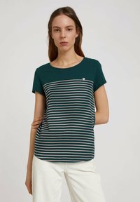 T-shirt verde scuro a maniche corte, con righe orizzontali bianche e rosa chiaro. Collo rotondo con un piccolo dettaglio a forma di cuore sopra il lato sinistro.
