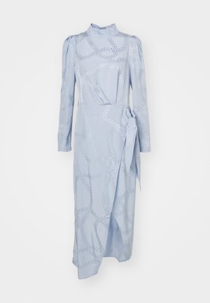 Helles blaues Kleid mit hohem Kragen, langen Ärmeln und tailliertem Design. Verfügt über ein dezentes Muster aus miteinander verwobenen Linien und einer fließenden Silhouette.