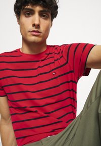 Tommy Hilfiger T-shirt básica - primary red/desert sky